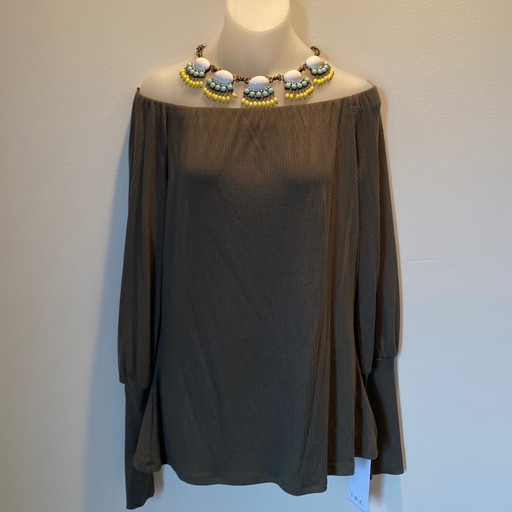 Women’s new blouse and necklace size L